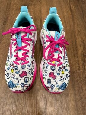 Women’s Healthcare Brooks Sneakers with Pink Laces